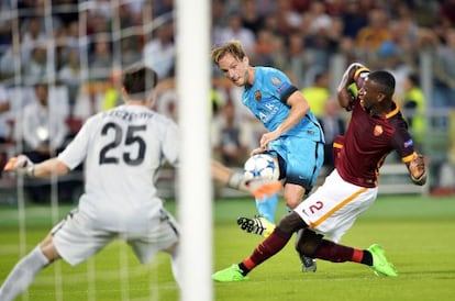 Rakitic chuta sobre la portería del Roma en la Champions.