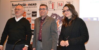 Antonio Montiel y Mònica Oltra con el moderador del debate organizado por la Fundació Nexe, Ferran Puchades, en el centro.
