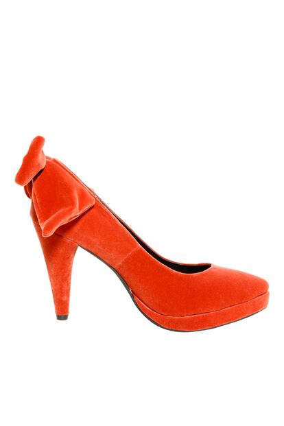 El rojo es el color de la suerte en Noche Vieja. Elige unos zapatos coral de terciopelo como estos de Rules by Mary. Precio: 77,60 euros. 