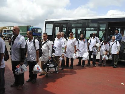 Médicos cubanos chegam ao aeroporto de Monróvia.