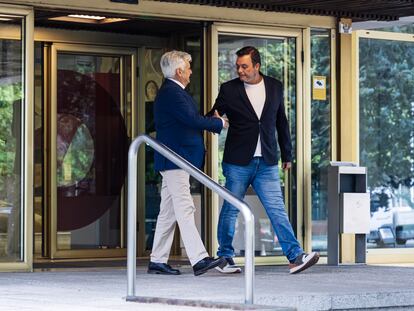 Pedro Rocha, presidente de la junta gestora de la Real  Federación Española de Fútbol, y Víctor Francos, secretario de estado para el Deporte, al término de una reunión en la sede del CSD el pasado 5 de septiembre.