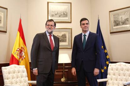 Reunion de Mariano Rajoy y Pedro Sanchez en el Congreso el 12 de febrero.