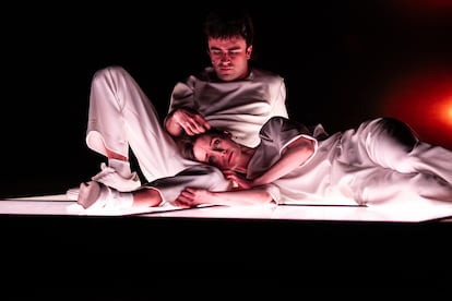 Itzan Escamilla y Elena Rivera, en una escena de 'El efecto', obra de Lucy Prebble dirigida por Juan Carlos Fisher.