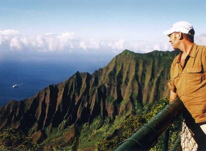 El autor, frente a los acantilados de la costa de Napali, en la isla hawaiana de Kauai.