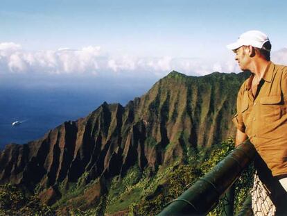 El autor, frente a los acantilados de la costa de Napali, en la isla hawaiana de Kauai.
