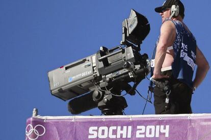 Un c&aacute;mara durante los Juegos de invierno de Sochi 2014.