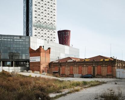 Vista de la parte trasera de la plaza Europa; en primer término, una fábrica de principios del siglo XX; al fondo, el Hotel Renaissance Barcelona Fira, de Jean Nouvel, y la roja torre Porta Fira de los arquitectos Toyo Ito y Fermín Vázquez.