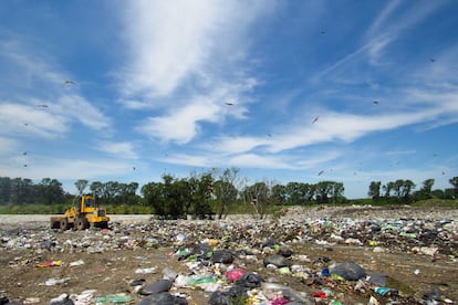 En la localidad de Luján, a 67 kilómetros de la Ciudad Autónoma de Buenos Aires, está uno de los basurales a cielo abierto más grandes de Argentina. En las montañas de desperdicios, trabajan para ganarse el sustento unas 163 familias, según el último censo que realizó el municipio en 2021.