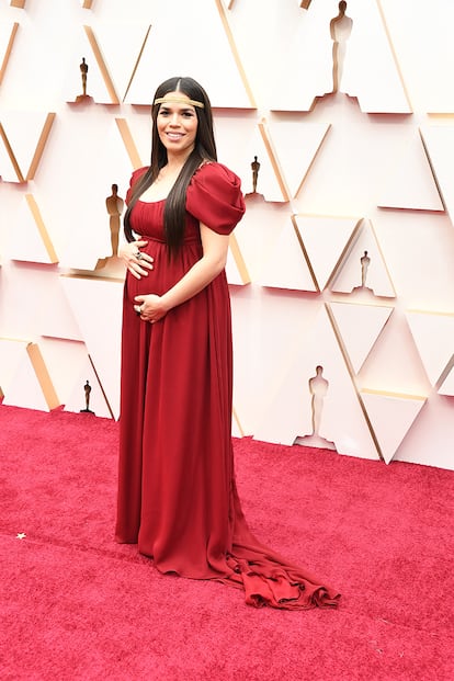 America Ferrera, embarazada de su segundo hijo, eligió un diseño rojo de Alberta Ferretti.