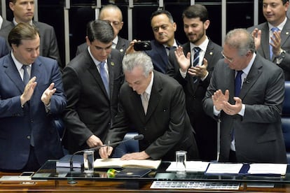 Michel Temer toma posse como presidente, deixando de ser interino e assumindo o cargo. 