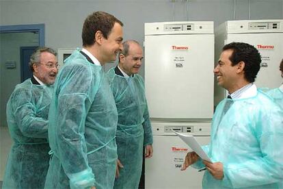 José Luis Rodríguez Zapatero, entre Bernat Soria y Manuel Chaves, saluda al investigador Karim Hmadcha en el Cabimer.