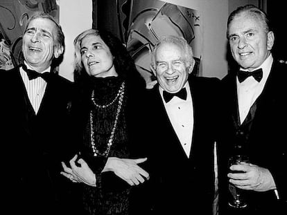 Susan Sontag, con Gay Talese (a su izquierda), Norman Mailer y Gore Vidal. 
 