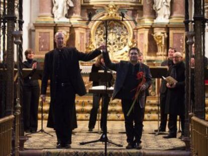 El director James Wood (izquierda) y el compositor Héctor Parra, en la catedral de Cuenca.