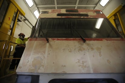 Un operario prepara un tren Civia para ser pintado en el túnel.