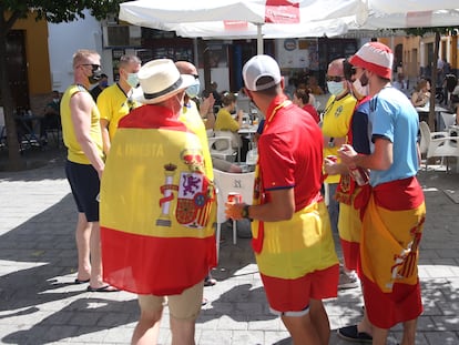 Aficionados de España y de Suecia en el centro de Sevilla.