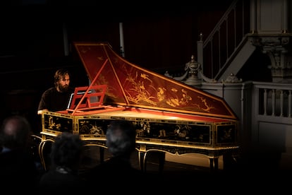 Jean Rondeau en la Lutherse Kerk el pasado miércoles, tocando en la penumbra el primero de sus siete conciertos dedicados a Louis Couperin.
