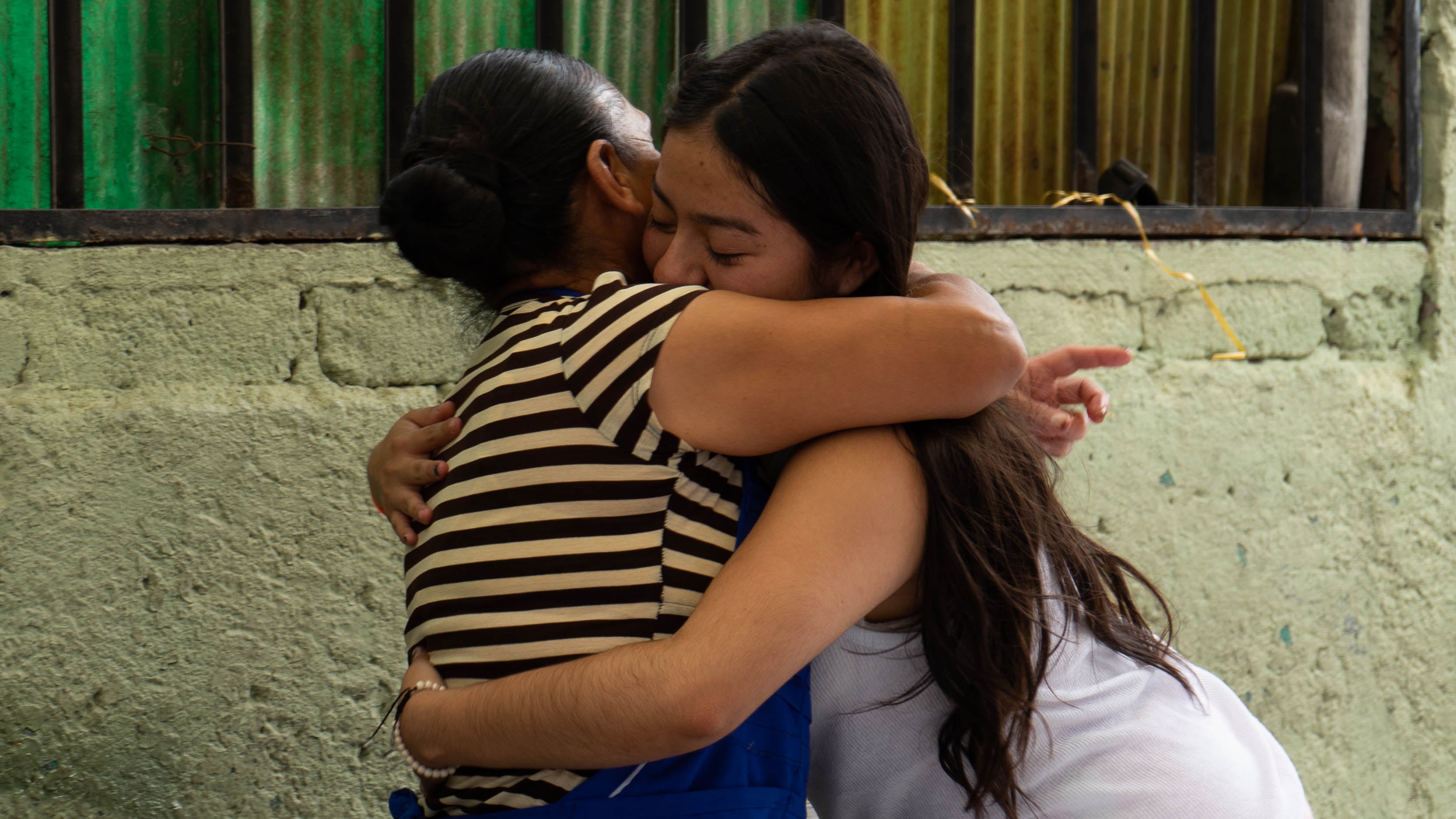 Domitila Miranda abraza a una de sus familiares.
