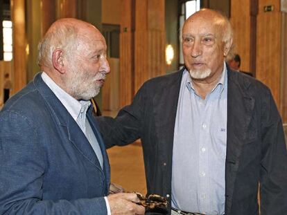 El actor Álvaro de Luna con Manuel Vicent.