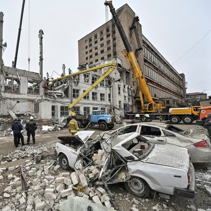 Rescuers work at the site where a building was heavily damaged by yesterday's Russian missile strike, amid Russia's attack on Ukraine, in Zaporizhzhia, Ukraine December 11, 2024. REUTERS/Stringer