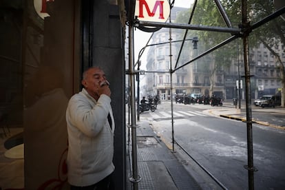 Un hombre mayor se cubre de los gases lanzados por la policía. 