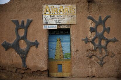 Una imagen del emblemático minarete de Agadez, pintado en la puerta de un edificio en esta ciudad desértica.