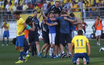 Jugadores del Oviedo celebran el ascenso a Segunda ante los desolados cadistas, el domingo.