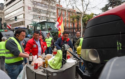Agricultores y ganaderos almuerzan durante la protesta en la calle Alcalá de Madrid.