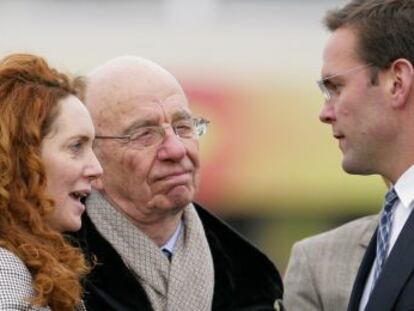Rebekah Brooks (exdirectora de News of the World) junto a Rupert Murdoch y su hijo, James Murdoch. 