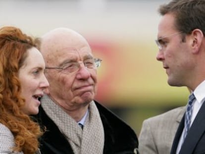 Rebekah Brooks (exdirectora de News of the World) junto a Rupert Murdoch y su hijo, James Murdoch. 