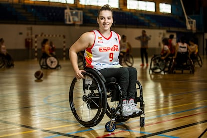 Sara Revuelta, escolta de la selección española, posa antes de marcharse a las clases del Máster en Meteorología que cursa.