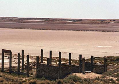 Laguna desecada entre Bujaraloz y Sastago.