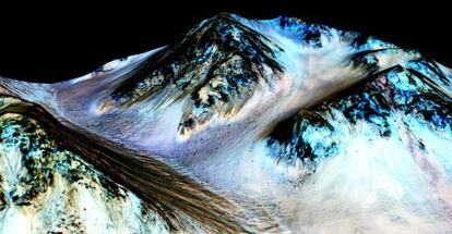 Marcas oscuras como las que se observan en el cráter Hale, en Marte, podrían ser indicios de flujos de agua en estado liquido en ese planeta, según la NASA.