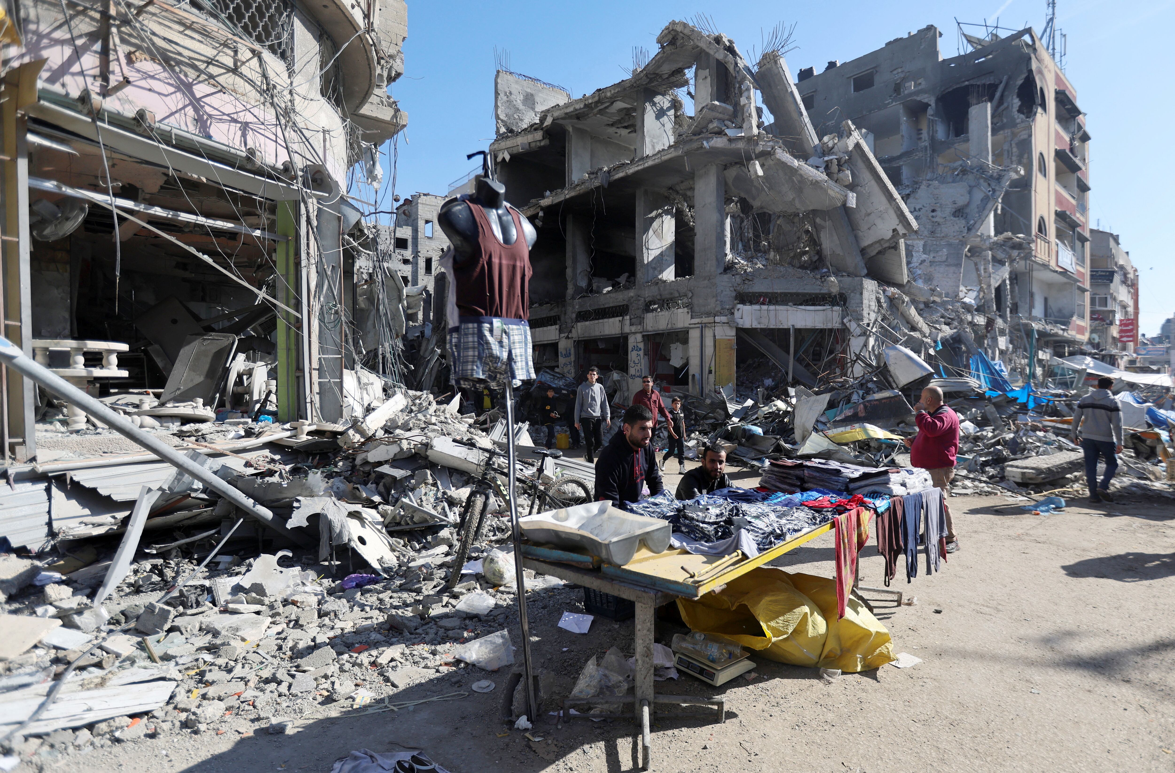 Vendedores callejeros entre ruinas en Gaza, el pasado 30 de noviembre.