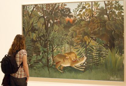 Una mujer mira "El león hambriento se abalanza sobre el antílope", ayer en el Museo Guggenheim.