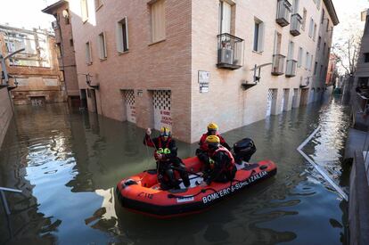 Personal de rescate trabajan en una calle inundada por las aguas del río Ebro en Tudela, este domingo.