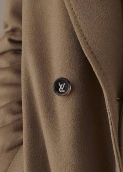 Los botones de la colección Louis Vuitton Staples Edition están cosidos con puntadas que forman el logo de Louis Vuitton.