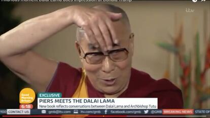 El Dalai Lama durante la parodia del tup&eacute; de Trump.