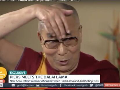 El Dalai Lama durante la parodia del tup&eacute; de Trump.