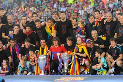 Los jugadores del Barça, con la Liga y la <i>Champions,</i> en la fiesta.