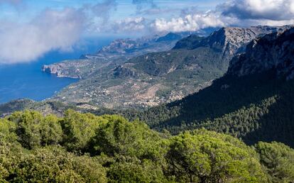 La sierra de Tramuntana se extiende por el noroeste de Mallorca a lo largo de unos 90 kilómetros de montañas. Declarado Patrimonio de la Humanidad por la Unesco, es el espacio natural protegido más extenso del archipiélago.