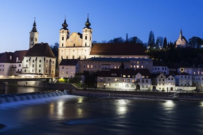 Enclavada en la llamada Ruta Romántica, que conecta Salzburgo y Viena, Steyr, en la Alta Austria, presume de mil años de historia y más de 119 puentes y pasarelas: este pueblo medieval se asienta en la confluencia de los ríos Enns y Steyr. La oficina de turismo (www.steyr.info) ofrece diversas rutas turísticas para recorrer su centro histórico, que incluye joyas como el ayuntamiento, de 1765 y estilo rococó, y la Bummerlhaus, uno de los edificios góticos no religiosos mejor conservados de Austria. Estos paseos (diurnos, a bordo de un segway…) incluyen una versión nocturna, con la compañía de dos serenos de época perfectamente ataviados (lanzas, candiles y sombreros de ala ancha incluidos), encargados de contar las leyendas de la villa romántica.