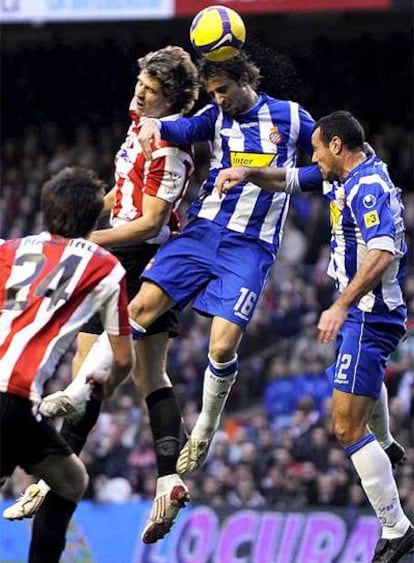 Llorente y Pareja disputan un balón aéreo.