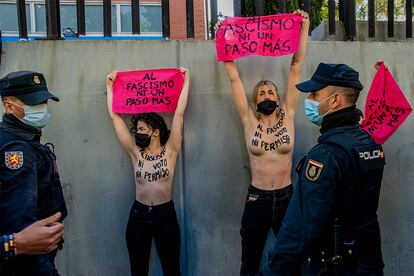 Agentes de la policía detienen a dos activistas de Femen en el exterior del colegio electoral donde le correspondía votar a Monasterio. Esta organización ha desplegado a primera hora una pancarta con el lema 'No pasarán' a las puertas de la sede nacional de Vox en Madrid, en el distrito de Chamartín.