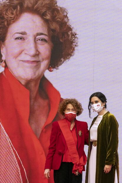 Isabel Díaz Ayuso, tras hacer entrega de la Gran Cruz de la Orden del Dos de Mayo a la historiadora Carmen Iglesias.