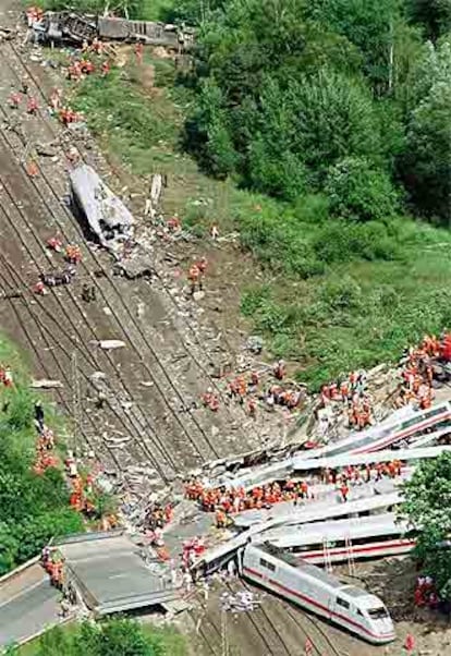 Vista aérea del tren Intercity Express tras sufrir un accidente en la localidad alemana de Eschede.