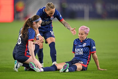 La futbolista del OL Reign Megan Rapinoe, sentada en el suelo tras caer lesionada en la final de la NWSL en el Snapdragon Stadium de San Diego (California).