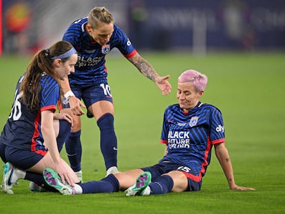 La futbolista del OL Reign Megan Rapinoe, sentada en el suelo tras caer lesionada en la final de la NWSL en el Snapdragon Stadium de San Diego (California).