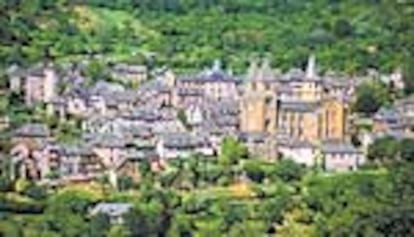 La abadía de Santa Fe destaca en la vista de Conques, pueblo medieval a dos horas y media por carretera al noreste de Toulouse.