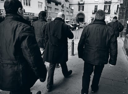 Fuertemente escoltado, Saviano camina a paso rápido por las calles de Nápoles. La condena a muerte de la Camorra le ha expulsado de la ciudad. "Sé que me lo harán pagar, está escrito. Convivo tanto con eso, que ya ni me asusta. La tensión me defenderá unos años".