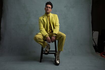 Dan Levy, protagonista, director, productor y guionista de Schitt’s Creek, la comedia que se despidió en 2020, con un look en tonos cítricos de Valentino Couture.